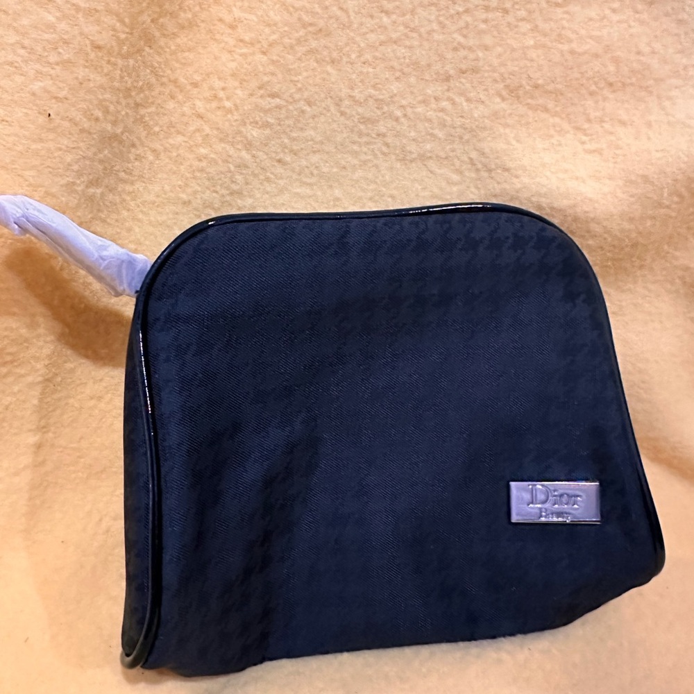Dior nylon small makeup skincare bag pouch new
Approx measurements: 5.5”x5”x1.5”